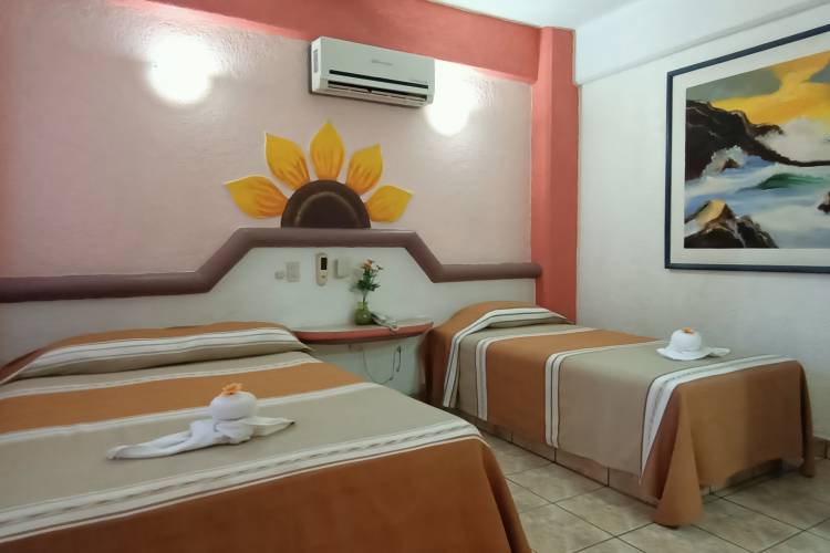 Habitación en Zihuatanejo con 2 camas para hasta 4 Personas. Hotel Familiar Zihuatanejo. Habitaciones en el Centro de Zihuatanejo para Vacaciones. Casas de Huéspedes en Ixtapa Zihuatanejo