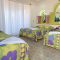 Habitación en Zihuatanejo con 3 camas para hasta 5 personas. Posadas en Ixtapa Zihuatanejo. Hospedaje barato Ixtapa Zihuatanejo en Habitaciones Vacacionales. Rentar Habitación Zihuatanejo Centro Vacacional