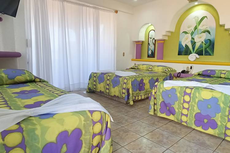 Habitación en Zihuatanejo con 3 camas para hasta 5 personas. Posadas en Ixtapa Zihuatanejo. Hospedaje barato Ixtapa Zihuatanejo en Habitaciones Vacacionales. Rentar Habitación Zihuatanejo Centro Vacacional